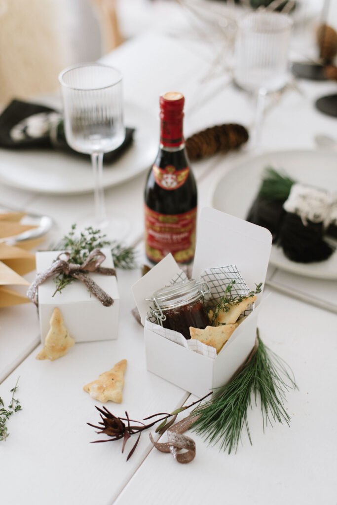 Weihnachtliches Rezept: Weihnachtsmitbringsel Gewürz-Cracker mit Balsamico Zwiebeln für liebe Gastgeber - einfach zubereitetes Geschenk