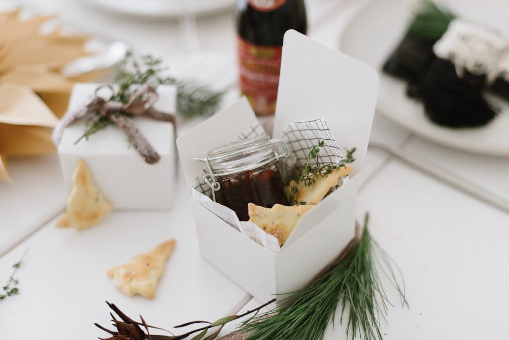 Weihnachtliches Rezept: Weihnachtsmitbringsel Gewürz-Cracker mit Balsamico Zwiebeln für liebe Gastgeber - einfach zubereitetes Geschenk