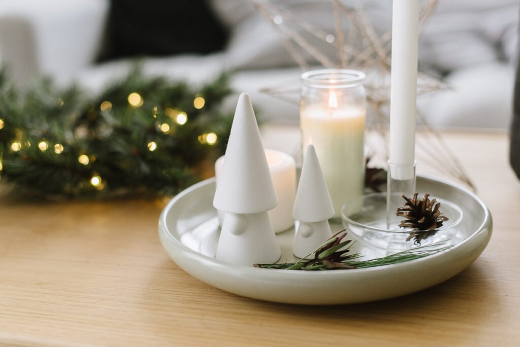 Weihnachten nordisch by Nature - gemütlich nordisch Weihnachten dekorieren mit DIY Tannenbaum in der Vase und Skandi Look in schwarz-weiß