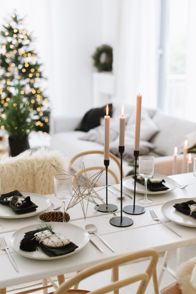 Weihnachten nordisch by Nature - gemütlich nordisch Weihnachten dekorieren mit DIY Tannenbaum in der Vase und Skandi Look in schwarz-weiß