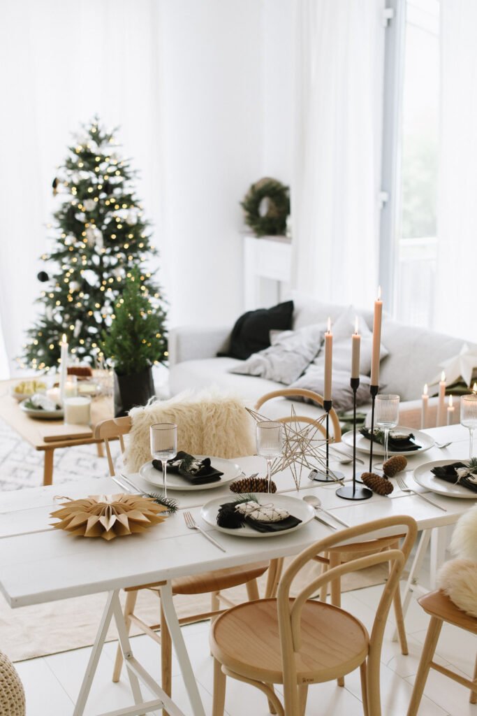 Weihnachten nordisch by Nature - gemütlich nordisch Weihnachten dekorieren mit DIY Tannenbaum in der Vase und Skandi Look in schwarz-weiß