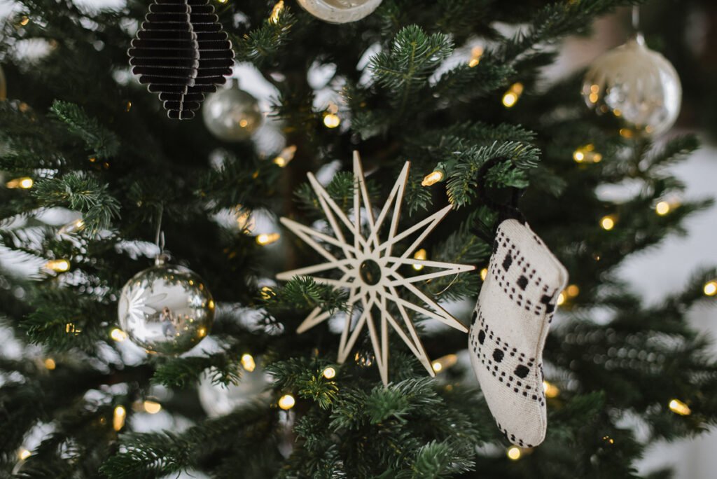 Weihnachten nordisch by Nature - gemütlich nordisch Weihnachten dekorieren mit DIY Tannenbaum in der Vase und Skandi Look in schwarz-weiß