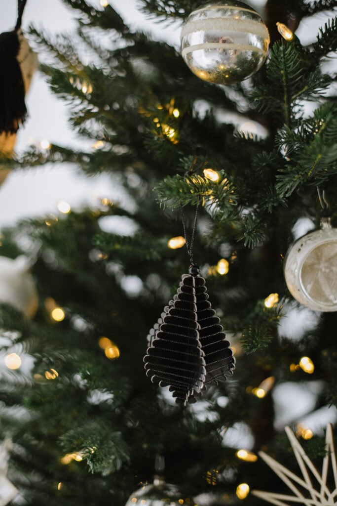 Weihnachten nordisch by Nature - gemütlich nordisch Weihnachten dekorieren mit DIY Tannenbaum in der Vase und Skandi Look in schwarz-weiß