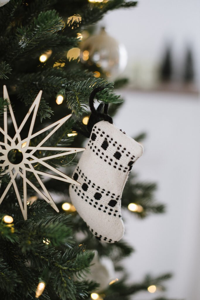 Weihnachten nordisch by Nature - gemütlich nordisch Weihnachten dekorieren mit DIY Tannenbaum in der Vase und Skandi Look in schwarz-weiß