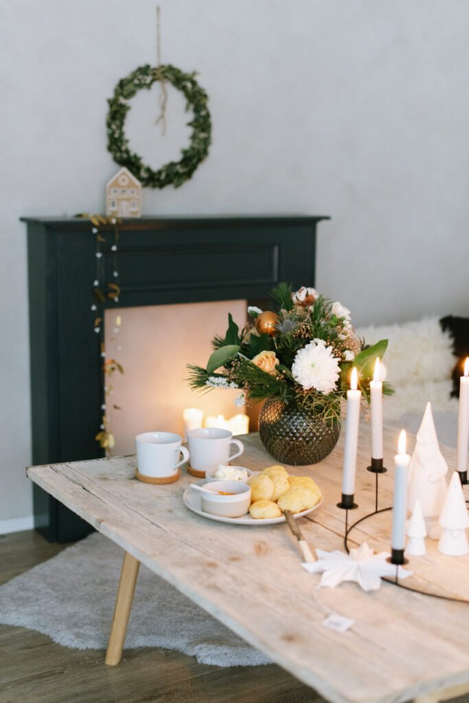 Adventskaffee mit weihnachtlichen Scones - gemütlicher Nachmittag zu Hause mit selbst gebackenen Scones. Hier geht's zum Rezept!