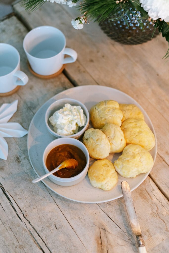 Adventskaffee mit weihnachtlichen Scones - gemütlicher Nachmittag zu Hause mit selbst gebackenen Scones. Hier geht's zum Rezept!