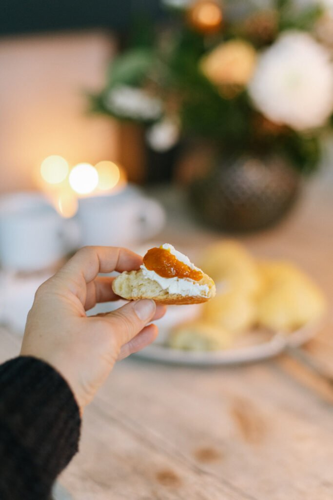 Adventskaffee mit weihnachtlichen Scones - gemütlicher Nachmittag zu Hause mit selbst gebackenen Scones. Hier geht's zum Rezept!