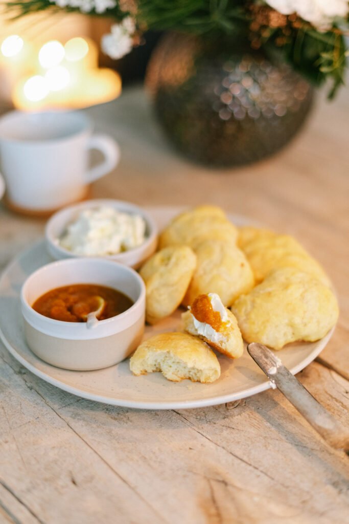 Adventskaffee mit weihnachtlichen Scones - gemütlicher Nachmittag zu Hause mit selbst gebackenen Scones. Hier geht's zum Rezept!