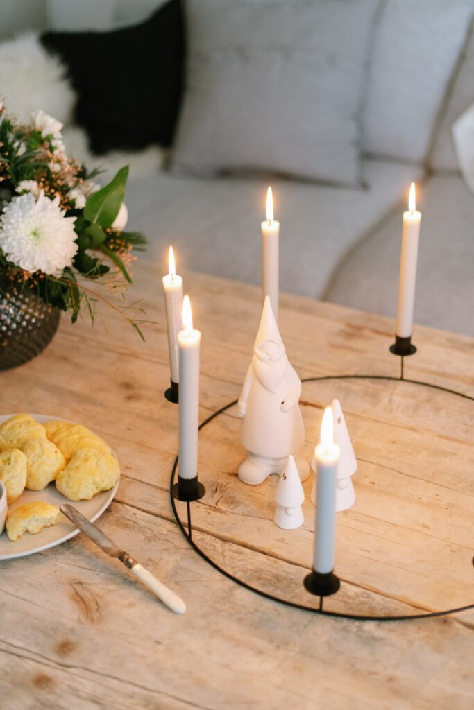 Adventskaffee mit weihnachtlichen Scones - gemütlicher Nachmittag zu Hause mit selbst gebackenen Scones. Hier geht's zum Rezept!