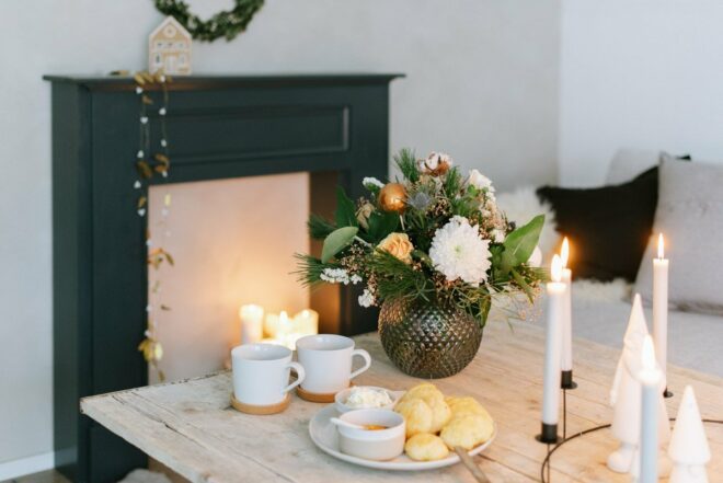 Adventskaffee mit weihnachtlichen Scones - gemütlicher Nachmittag zu Hause mit selbst gebackenen Scones. Hier geht's zum Rezept!