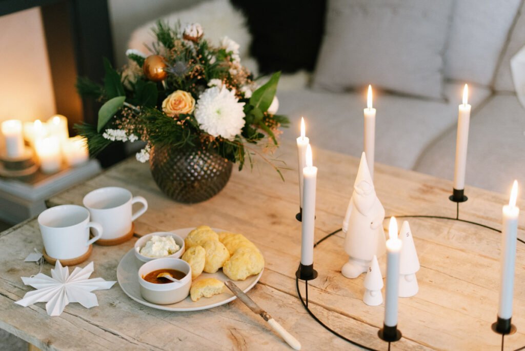 Adventskaffee mit weihnachtlichen Scones - gemütlicher Nachmittag zu Hause mit selbst gebackenen Scones. Hier geht's zum Rezept!