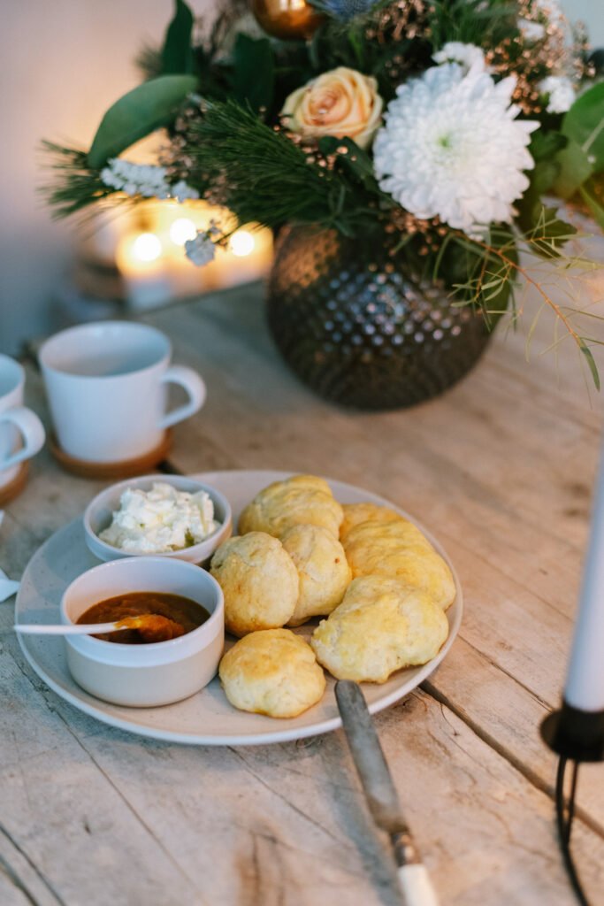 Adventskaffee mit weihnachtlichen Scones - gemütlicher Nachmittag zu Hause mit selbst gebackenen Scones. Hier geht's zum Rezept!