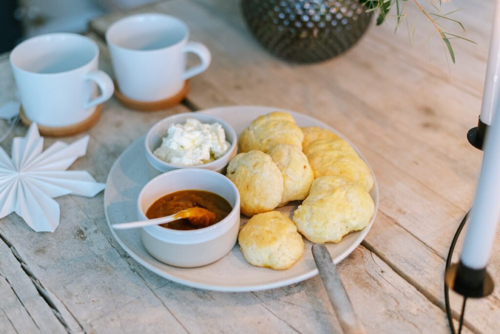 Adventskaffee mit weihnachtlichen Scones - gemütlicher Nachmittag zu Hause mit selbst gebackenen Scones. Hier geht's zum Rezept!