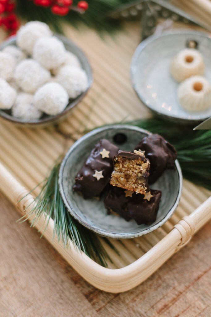 Weihnachtsgebäck: Aprikosen-Lebkuchen und Cranberry-Bällchen gehören zur Weihnachtszeit dazu. So einfach sind die weihnachtlichen Rezepte!