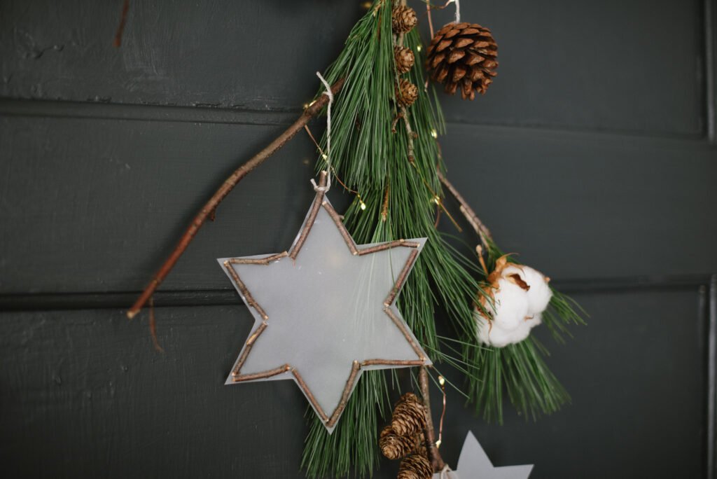 Weihnachtliche DIY Idee: Türdeko mit Papiersternen und Zapfen. Einfaches DIY für eure weihnachtliche Haustüre zum selber machen