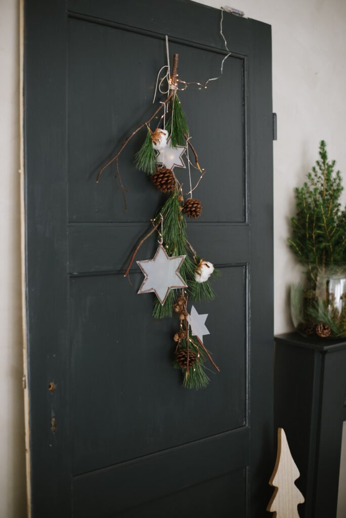 Weihnachtliche DIY Idee: Türdeko mit Papiersternen und Zapfen. Einfaches DIY für eure weihnachtliche Haustüre zum selber machen