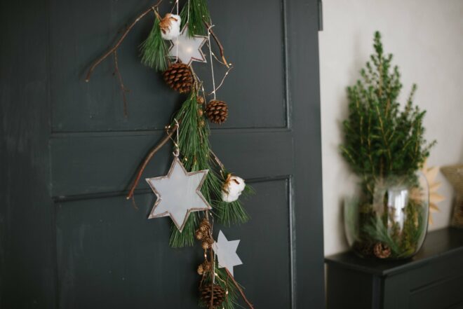 Weihnachtliche DIY Idee: Türdeko mit Papiersternen und Zapfen. Einfaches DIY für eure weihnachtliche Haustüre zum selber machen