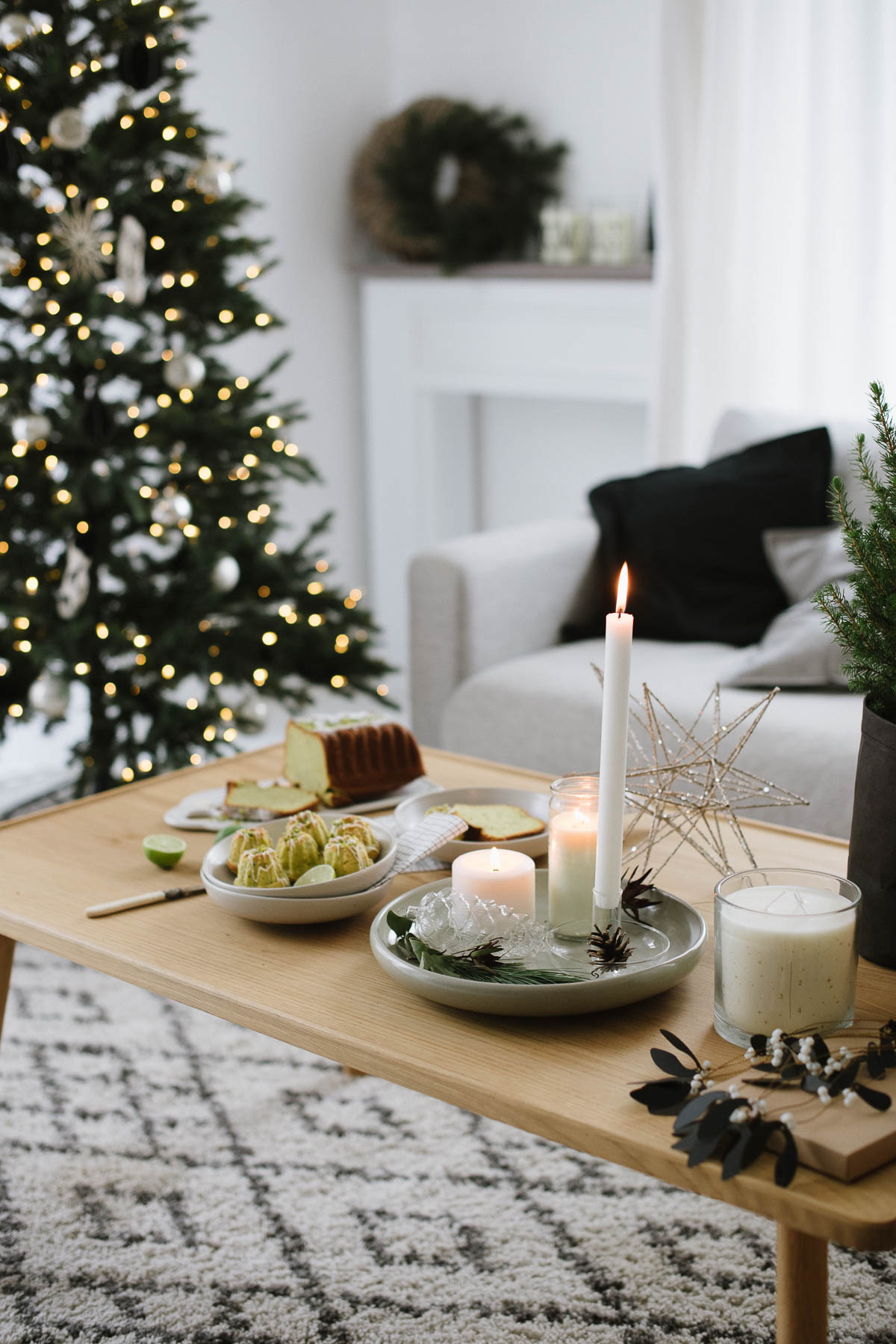 Raffinierter Weihnachtskuchen: Minigugl Rezept mit Avocado und Pistazien als weihnachtliches Dessert, für Adventskaffee und festliche Adventssonntage