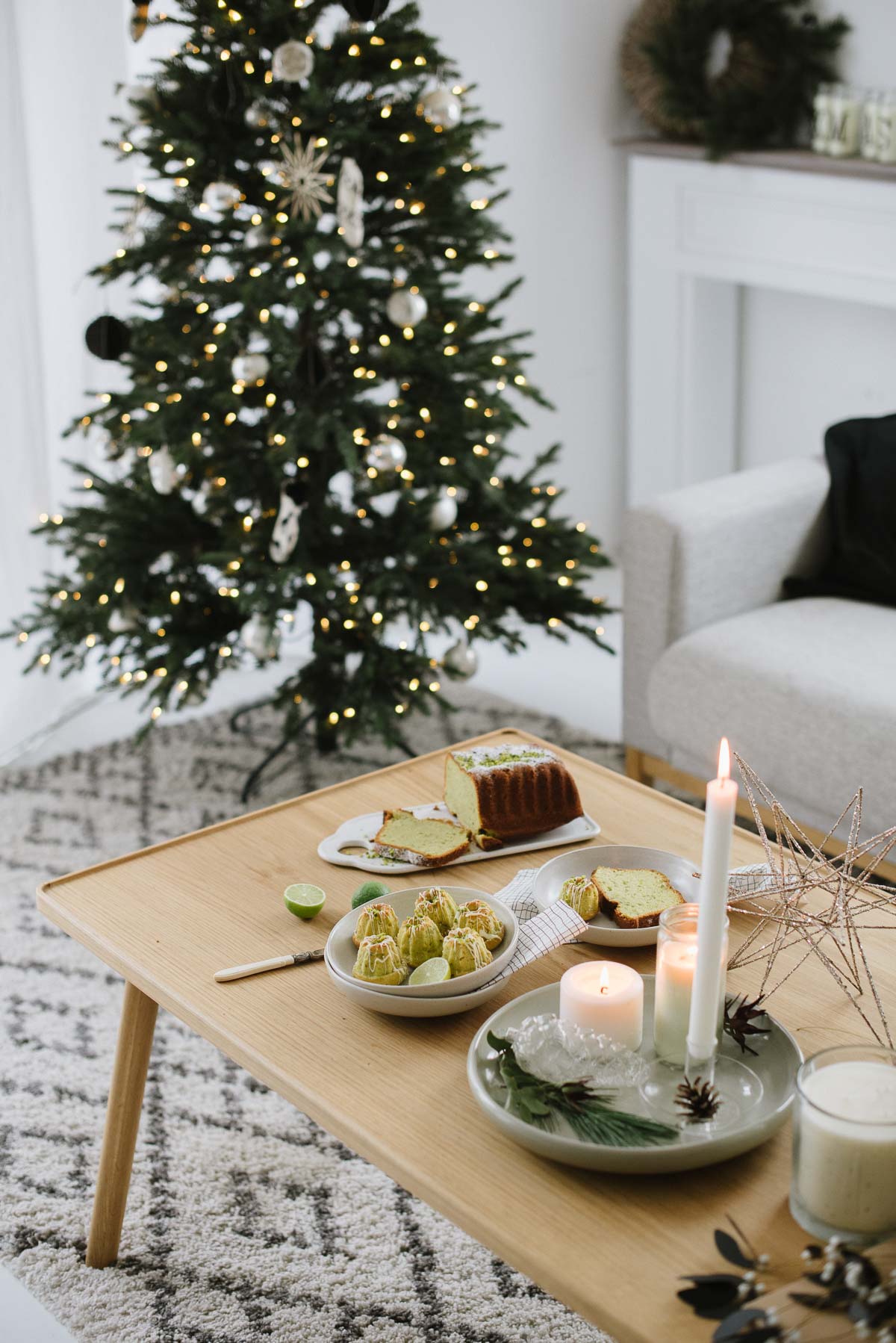 Raffinierter Weihnachtskuchen: Minigugl Rezept mit Avocado und Pistazien als weihnachtliches Dessert, für Adventskaffee und festliche Adventssonntage
