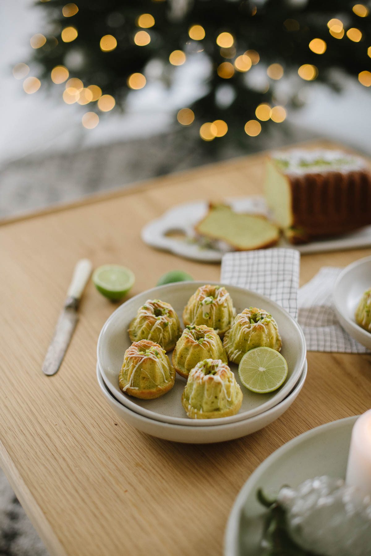 Raffinierter Weihnachtskuchen: Minigugl Rezept mit Avocado und Pistazien als weihnachtliches Dessert, für Adventskaffee und festliche Adventssonntage