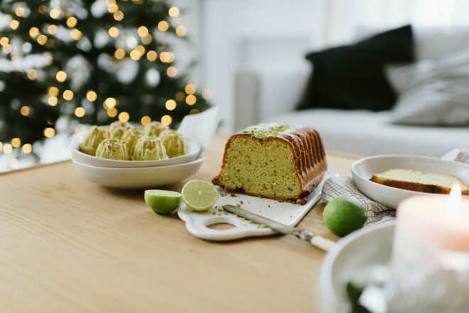 Raffinierter Weihnachtskuchen: Minigugl mit Avocado und Pistazien als weihnachtliches Dessert, für Adventskaffee und festliche Adventssonntage