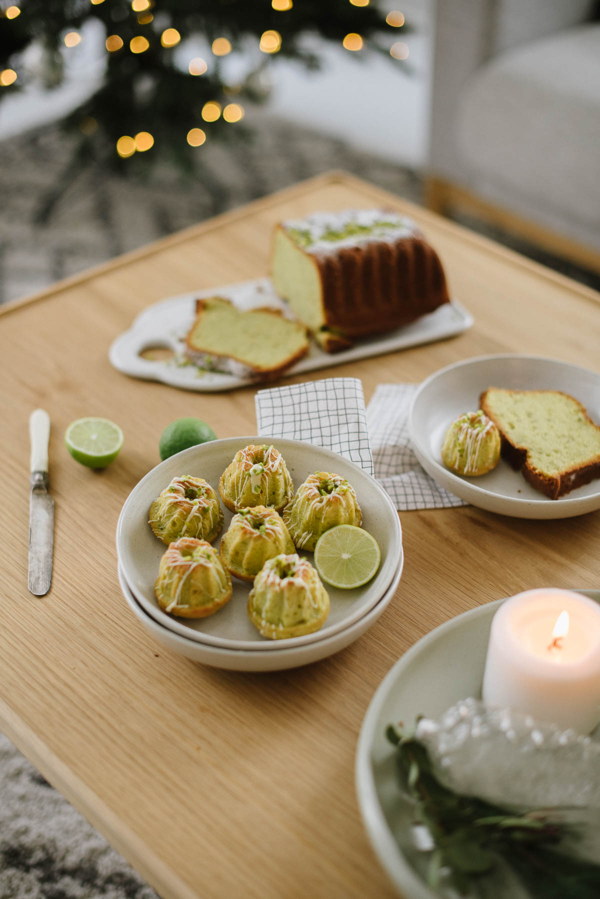 Raffinierter Weihnachtskuchen: Minigugl mit Avocado und Pistazien als weihnachtliches Dessert, für Adventskaffee und festliche Adventssonntage