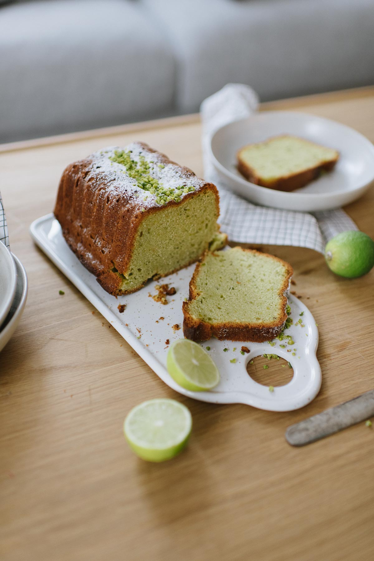 Raffinierter Weihnachtskuchen: Minigugl Rezept mit Avocado und Pistazien als weihnachtliches Dessert, für Adventskaffee und festliche Adventssonntage