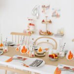 Tischdekoration mit kleinen Flammen aus Papier zum Feuerwehr Kindergeburtstag