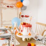 Geburtstagstorte mit rotem Fondant und Cake Toppern mit Feuerwehrmotiven