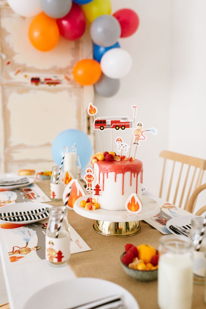 Geburtstagstorte mit rotem Fondant und Cake Toppern mit Feuerwehrmotiven