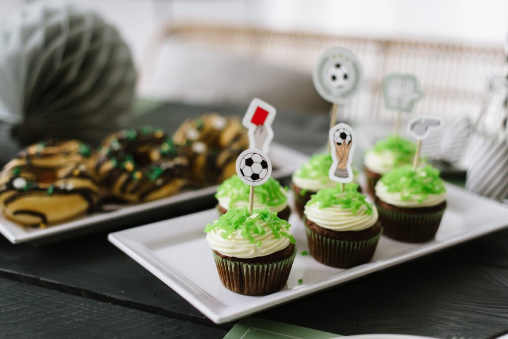 Kindergeburtstag feiern als Fußballparty - Unsere Fußball Geburtstagsparty Box mit Einladungen, Deko-Elementen, Spiel- und Bastelideen.