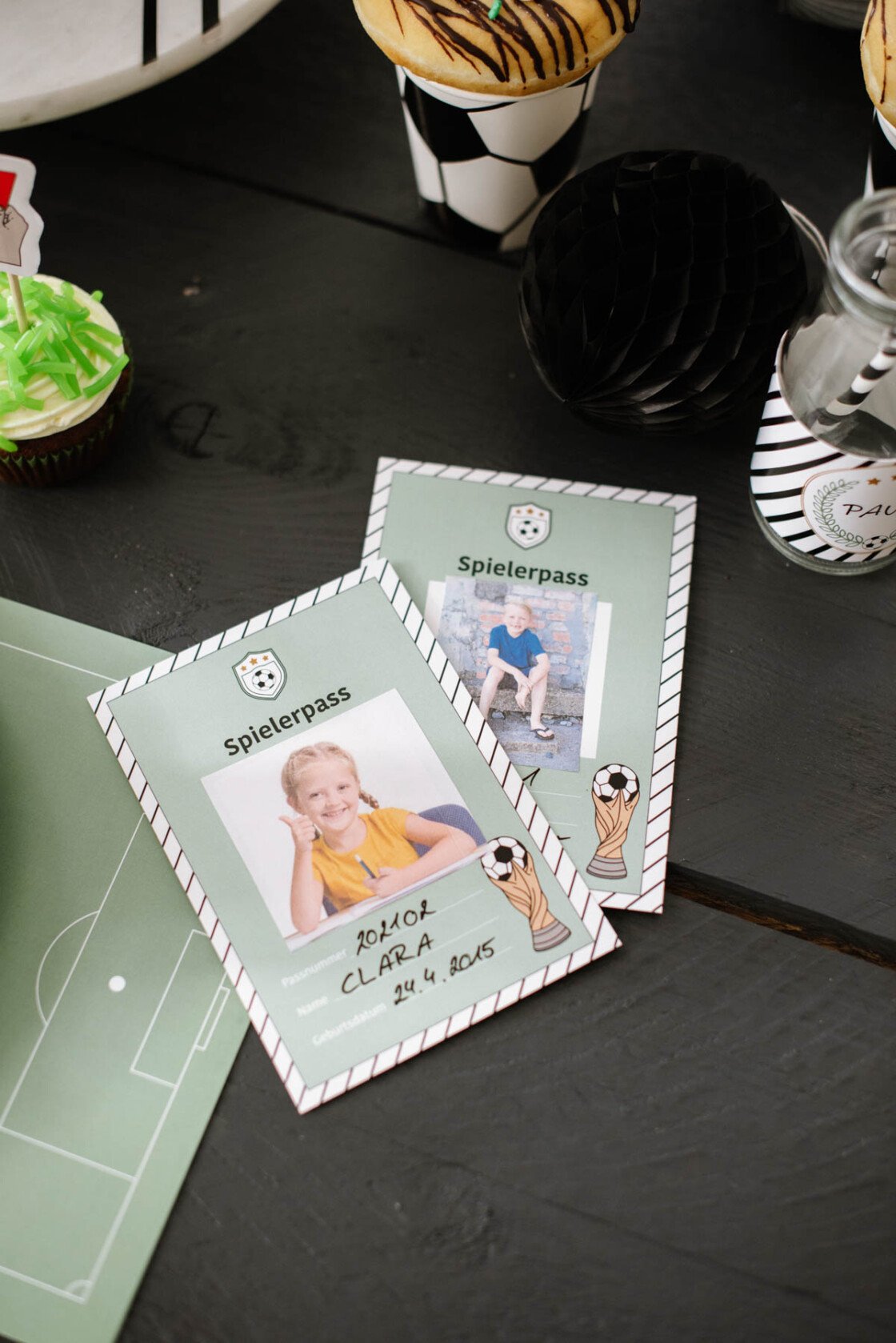 2 Fußball-Partytischdecken Mit Spielfeld-Design – Je 274 X 137 Cm, Aus PEVA-Material, Schneidbar, Für Tische Bis 200 Cm, Perfekt Für Fußballparty & Kindergeburtstag