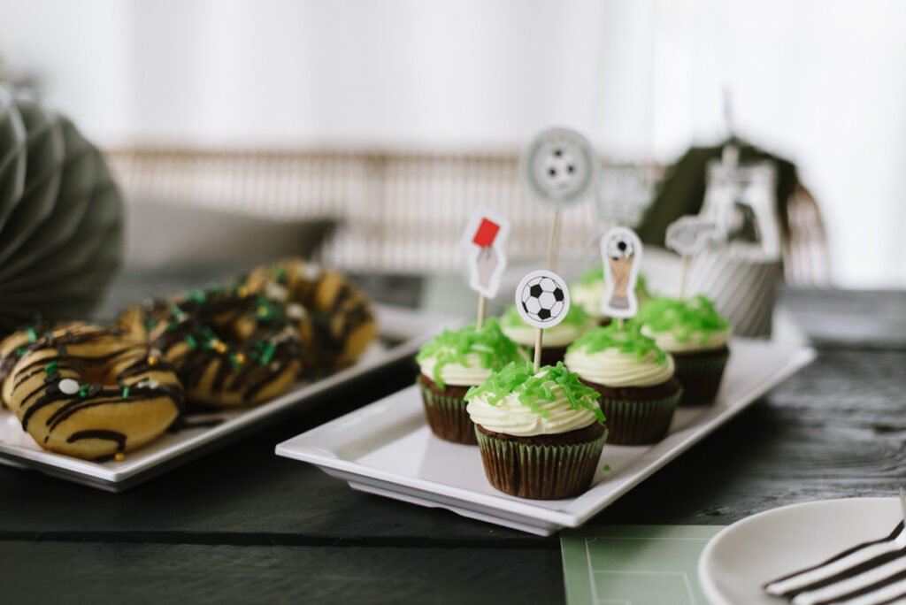 Kindergeburtstag feiern als Fußballparty - Unsere Fußball Geburtstagsparty Box mit Einladungen, Deko-Elementen, Spiel- und Bastelideen.