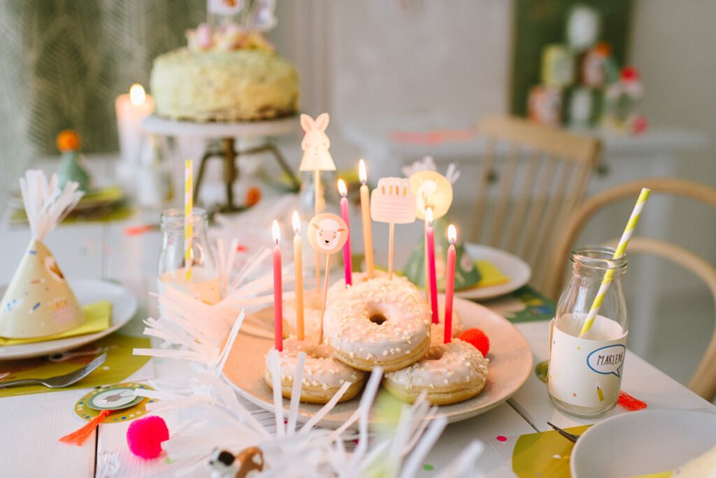 Tiertorte für den Kindergeburtstag - einfache Torte und leckere Donuts mit Cake Toppern zur Tiertorte verwandeln - gelingt einfach jedem!