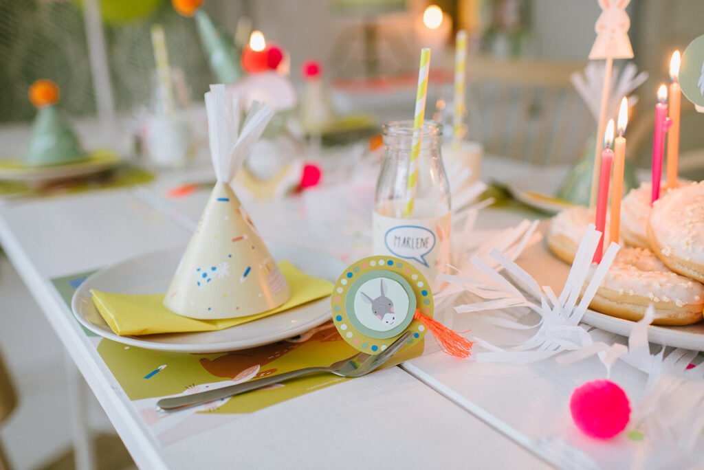 Deko: Kindergeburtstag auf dem Bauernhof - Unsere Bauernhofparty Box mit Einladungskarten, Girlanden, Cake Topper, Spiel- und Bastelideen uvm