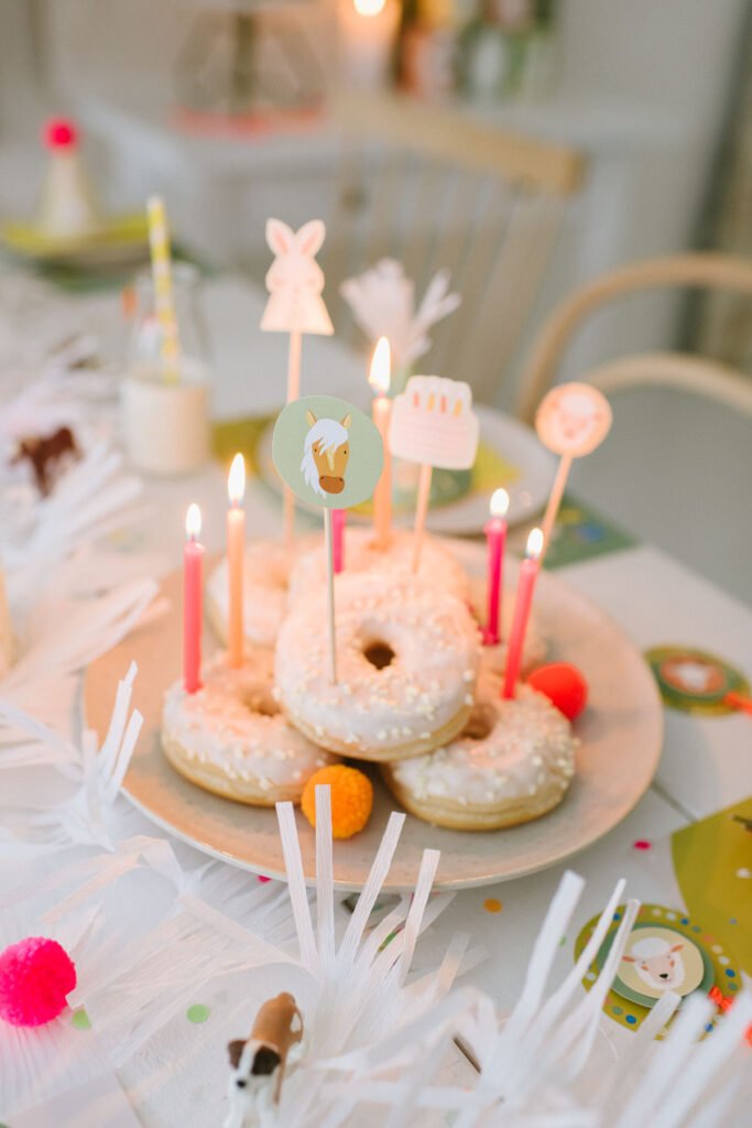 Tiertorte für den Kindergeburtstag - einfache Torte und leckere Donuts mit Cake Toppern zur Tiertorte verwandeln - gelingt einfach jedem!