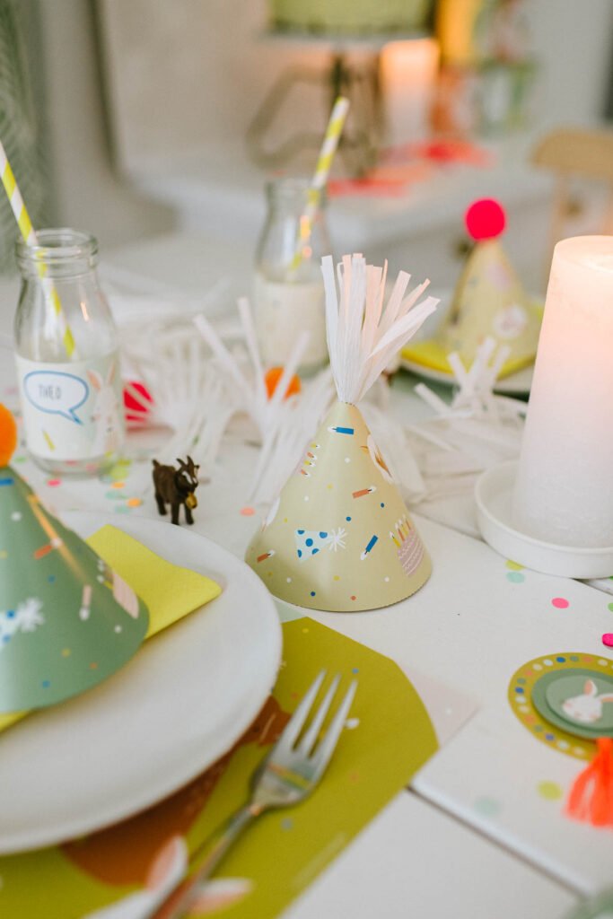 Deko: Kindergeburtstag auf dem Bauernhof - Unsere Bauernhofparty Box mit Einladungskarten, Girlanden, Cake Topper, Spiel- und Bastelideen uvm