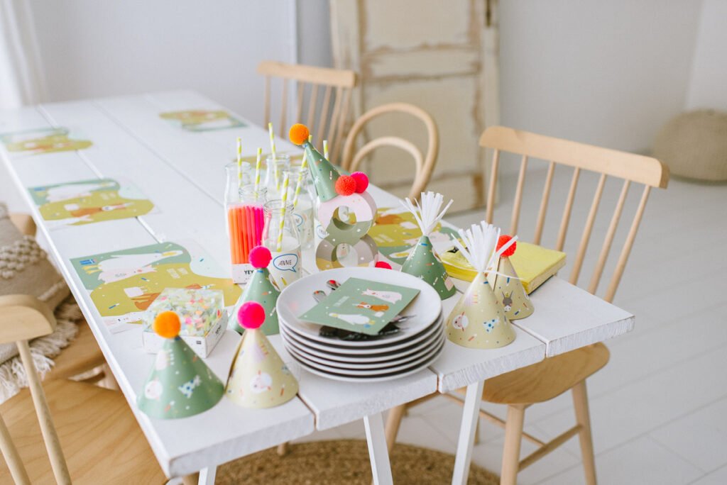 Deko: Kindergeburtstag auf dem Bauernhof - Unsere Bauernhofparty Box mit Einladungskarten, Girlanden, Cake Topper, Spiel- und Bastelideen uvm