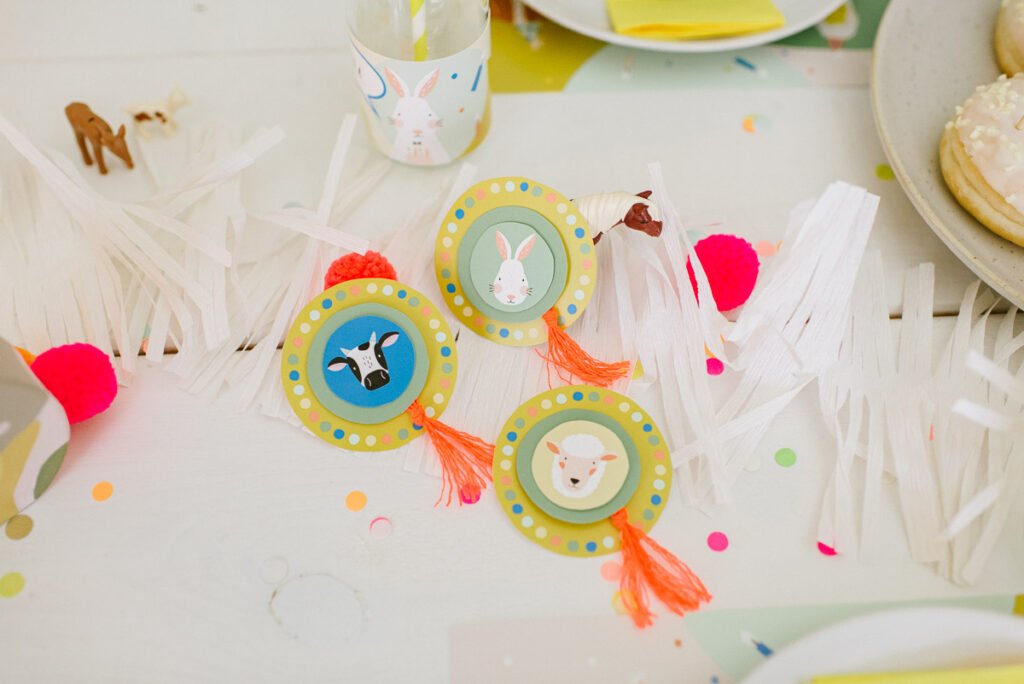 Deko: Kindergeburtstag auf dem Bauernhof - Unsere Bauernhofparty Box mit Einladungskarten, Girlanden, Cake Topper, Spiel- und Bastelideen uvm