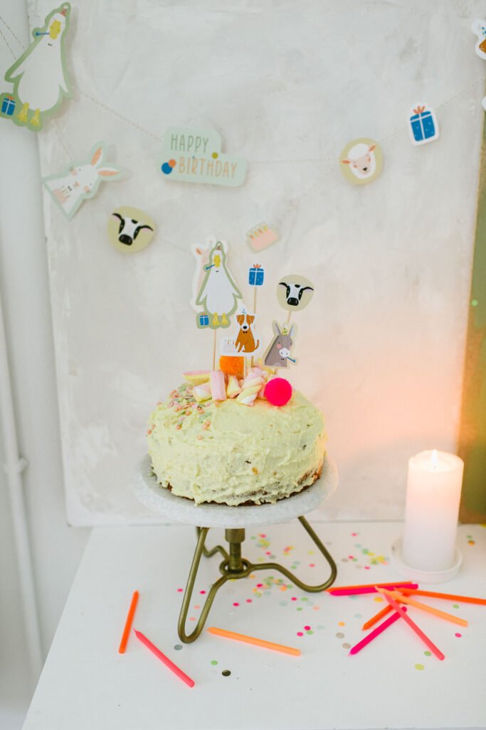 Tiertorte für den Kindergeburtstag - einfache Torte und leckere Donuts mit Cake Toppern zur Tiertorte verwandeln - gelingt einfach jedem!