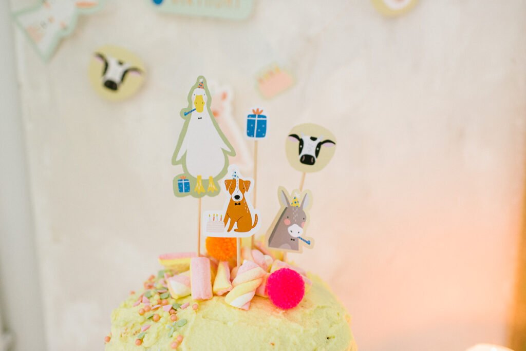 Tiertorte für den Kindergeburtstag - einfache Torte und leckere Donuts mit Cake Toppern zur Tiertorte verwandeln - gelingt einfach jedem!