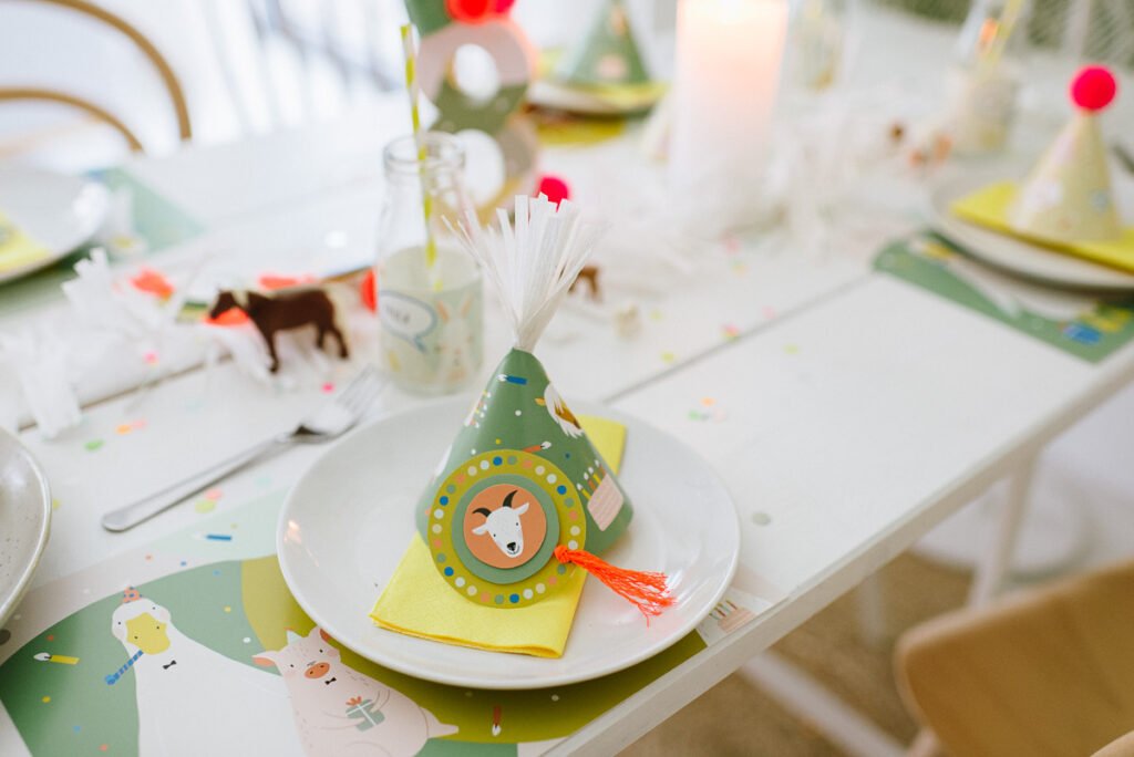 Deko: Kindergeburtstag auf dem Bauernhof - Unsere Bauernhofparty Box mit Einladungskarten, Girlanden, Cake Topper, Spiel- und Bastelideen uvm