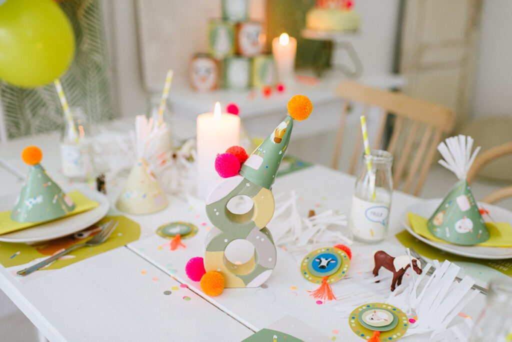 Deko: Kindergeburtstag auf dem Bauernhof - Unsere Bauernhofparty Box mit Einladungskarten, Girlanden, Cake Topper, Spiel- und Bastelideen uvm