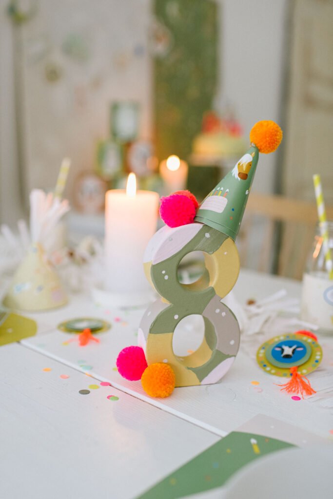 Deko: Kindergeburtstag auf dem Bauernhof - Unsere Bauernhofparty Box mit Einladungskarten, Girlanden, Cake Topper, Spiel- und Bastelideen uvm