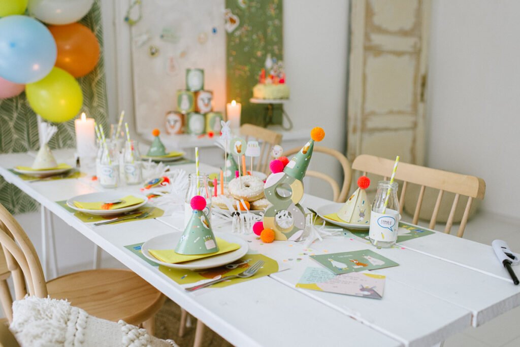 Deko: Kindergeburtstag auf dem Bauernhof - Unsere Bauernhofparty Box mit Einladungskarten, Girlanden, Cake Topper, Spiel- und Bastelideen uvm