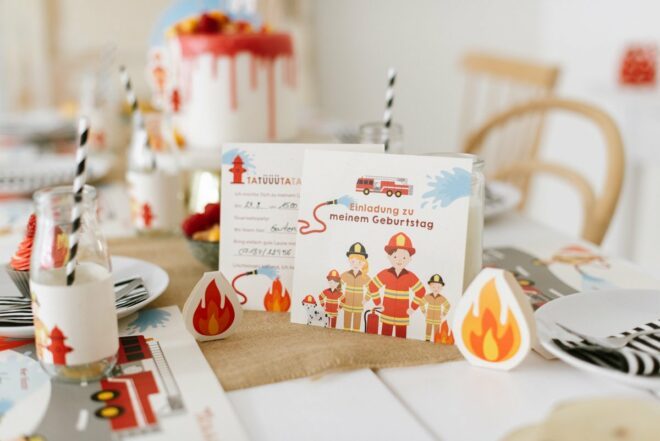 Liebevollel Einladungskarten für den Feuerwehr Geburtstag - Unsere Feuerwehrparty Box mit Einladungen, Deko, Torte, Spiel- und Bastelideen.