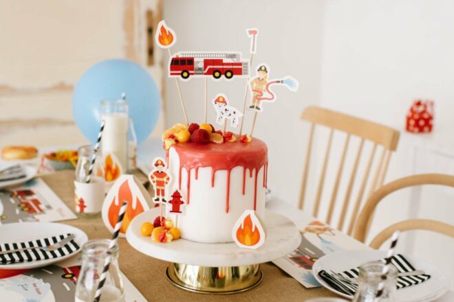 Feuerwehrtorte für den Kindergeburtstag: Einfache Torte, Donuts und Cup Cakes mit Cake Toppern zur Feuerwehr Torte verwandeln. Gelingt sicher!