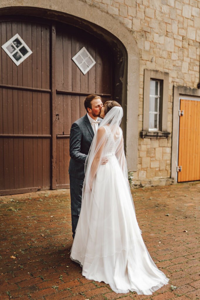 Hochzeit auf dem Bauernhof - Location, Deko, DIY-Ideen und Tipps für eure Trauung im Kuhstall. Romantisch Heiraten auf dem Land