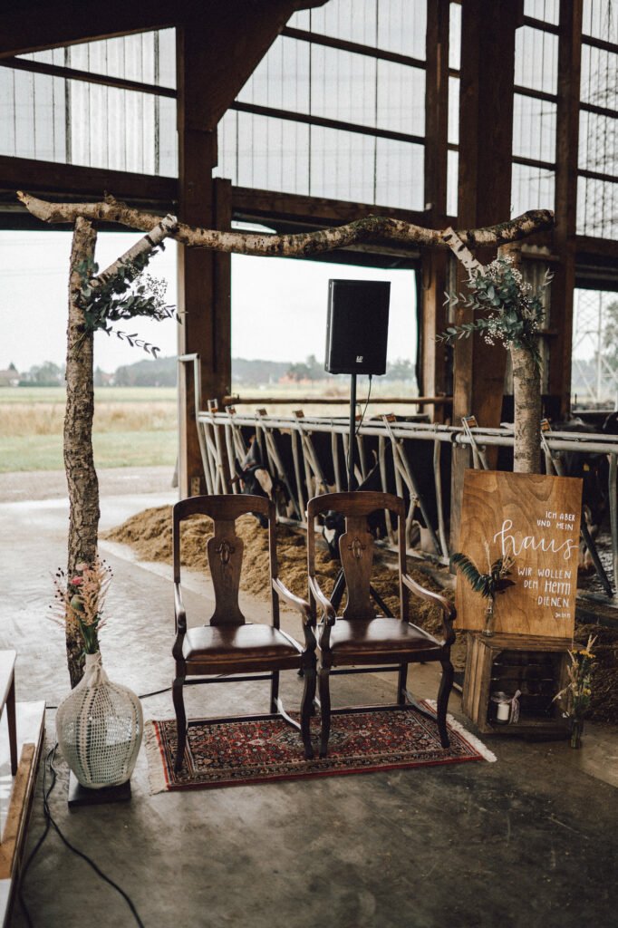 Hochzeit auf dem Bauernhof - Location, Deko, DIY-Ideen und Tipps für eure Trauung im Kuhstall. Romantisch Heiraten auf dem Land