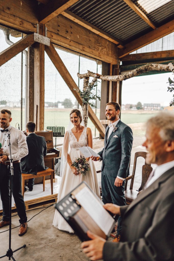 Hochzeit auf dem Bauernhof - Location, Deko, DIY-Ideen und Tipps für eure Trauung im Kuhstall. Romantisch Heiraten auf dem Land